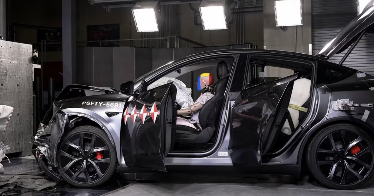 Tesla навчила автомобілі “бачити” аварію ще до удару