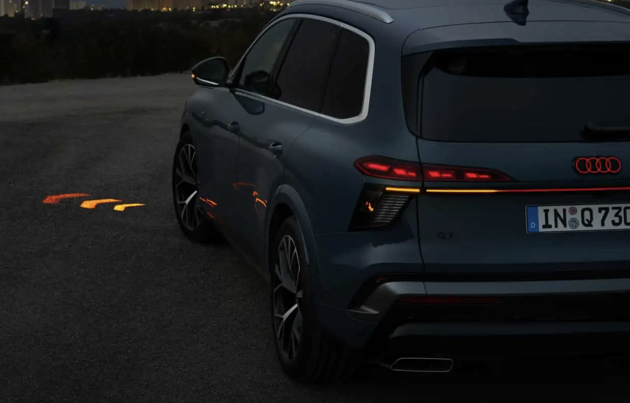 Audi навчила Q7 показувати повороти прямо на асфальті