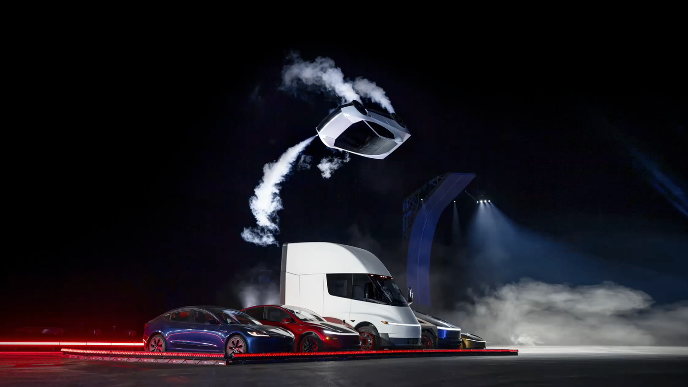 Tesla показала футуристичний салон нового Roadster із штурвалом і великим екраном
