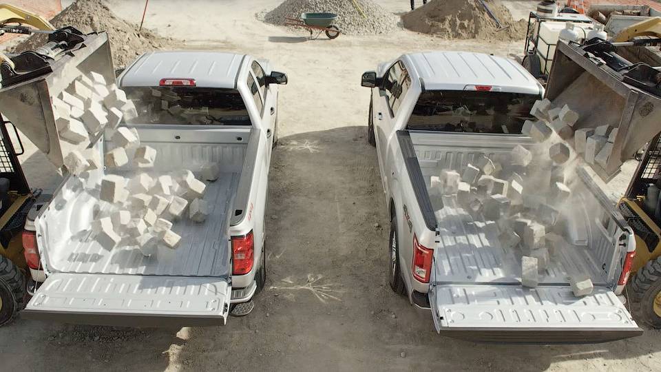 Chevrolet протестувала пікапи Silverado та Ford F-150 цеглинами