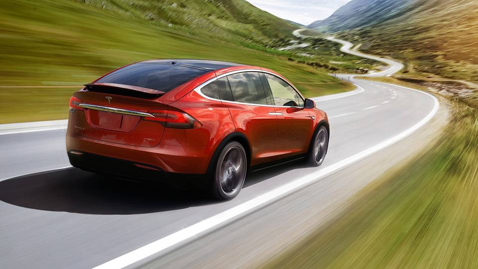 Tesla продовжує застосовувати автопілот після нещасних випадків