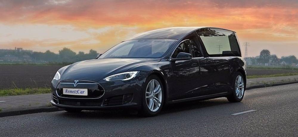 З седана Tesla Model S зробили справжній катафалк