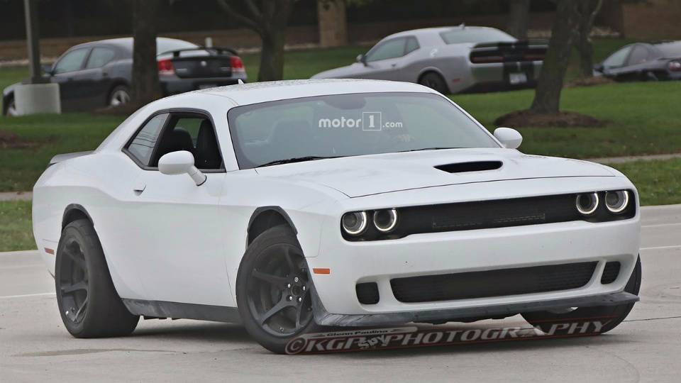 Dodge розпочала тести драг-версії купе Challenger Hellcat