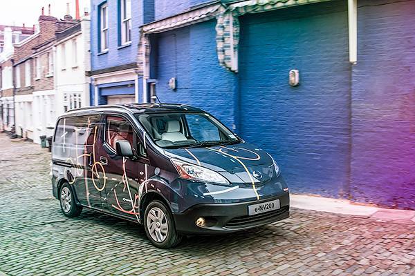 Фургон Nissan став офісним місцем з кавоваркою