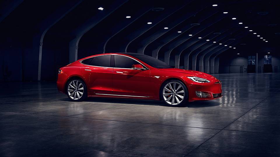 Оновлену Tesla Model S покращили в динаміці