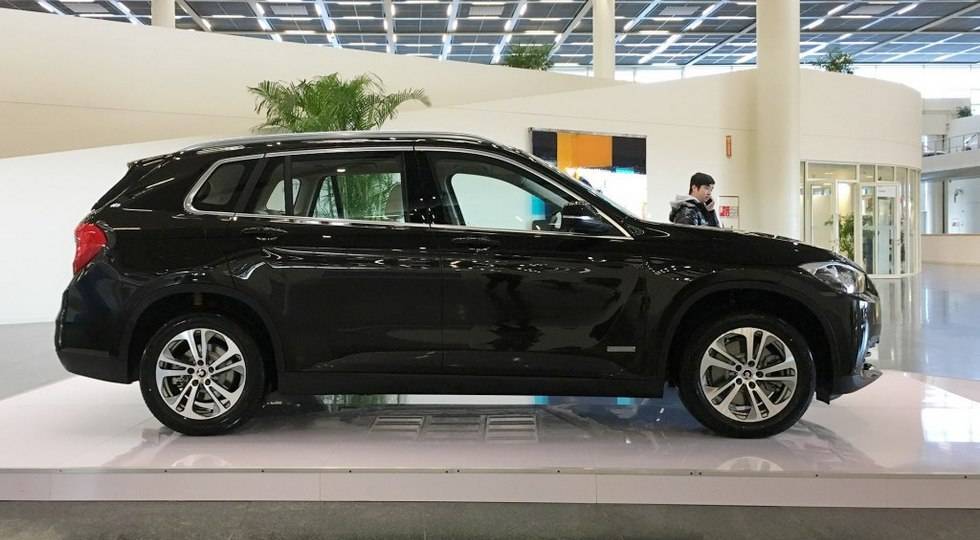 Китайська копія кросовера на основі BMW X1 потрапила в об'єктиви папараці