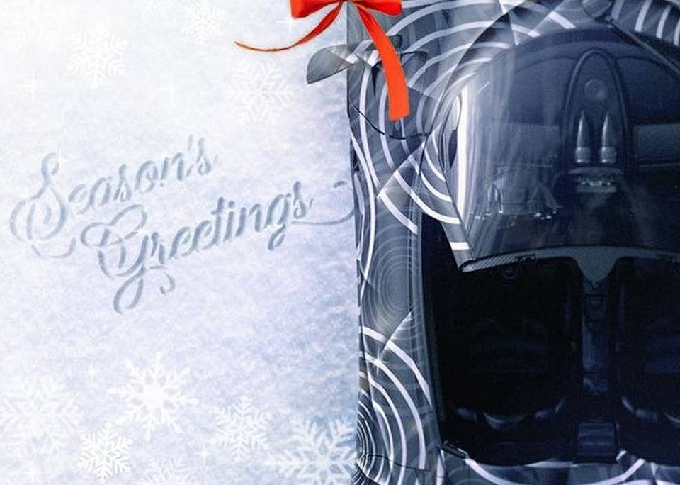 Є перші тизерні зображення родстера Pagani