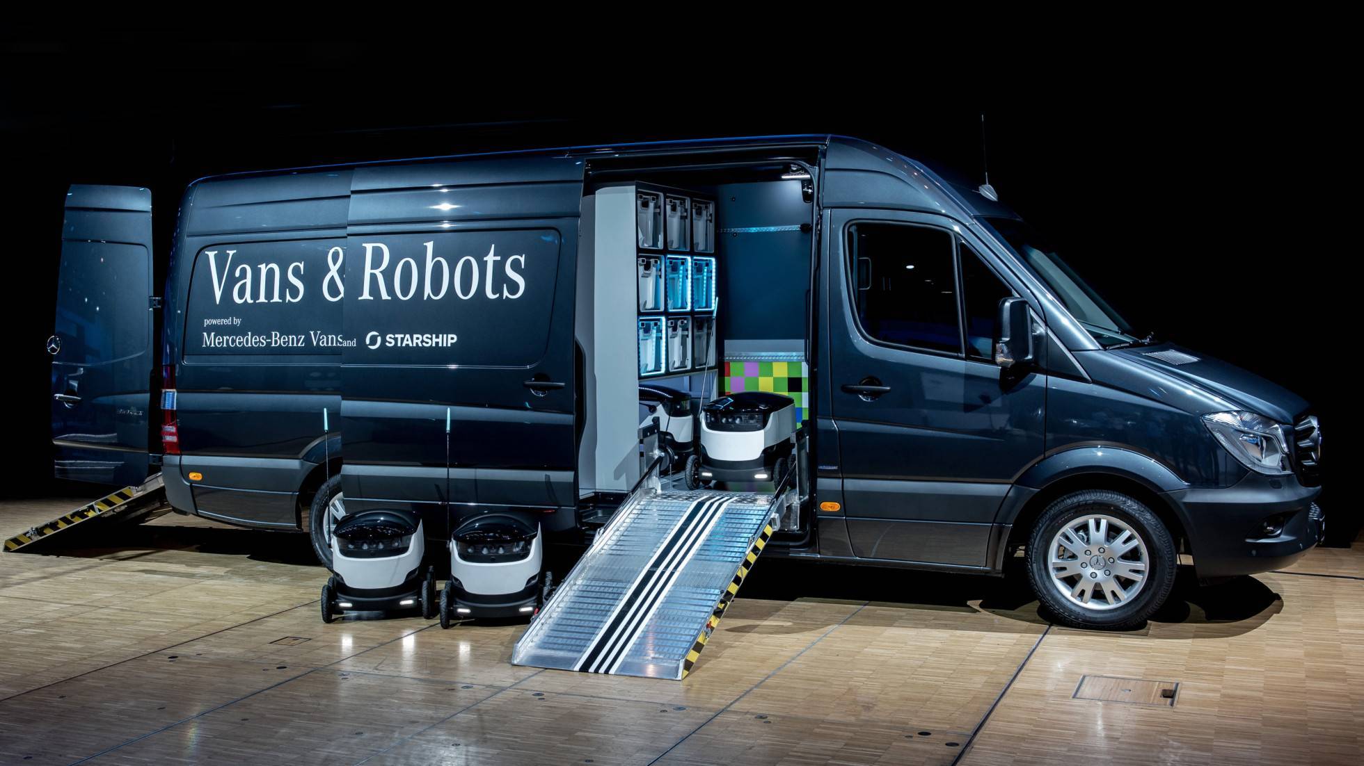 Mercedes-Benz Vans – автомобіль для доставки роботів