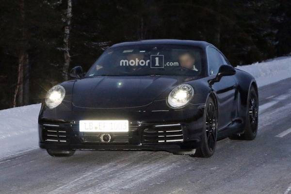 В Porsche 911 з'явиться оптика електроконцепту Mission E