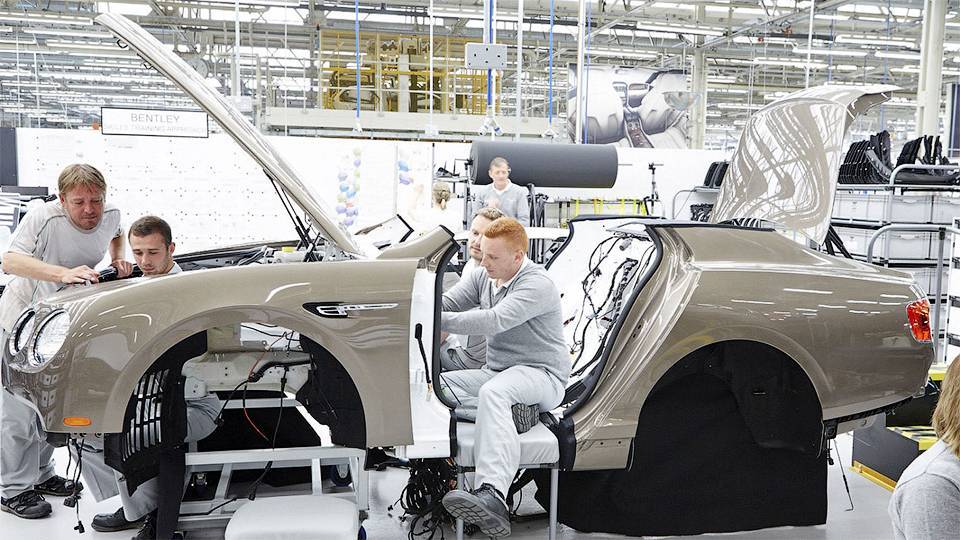 Мініатюрний Bentley Flying Spur показаний на виробничому фото