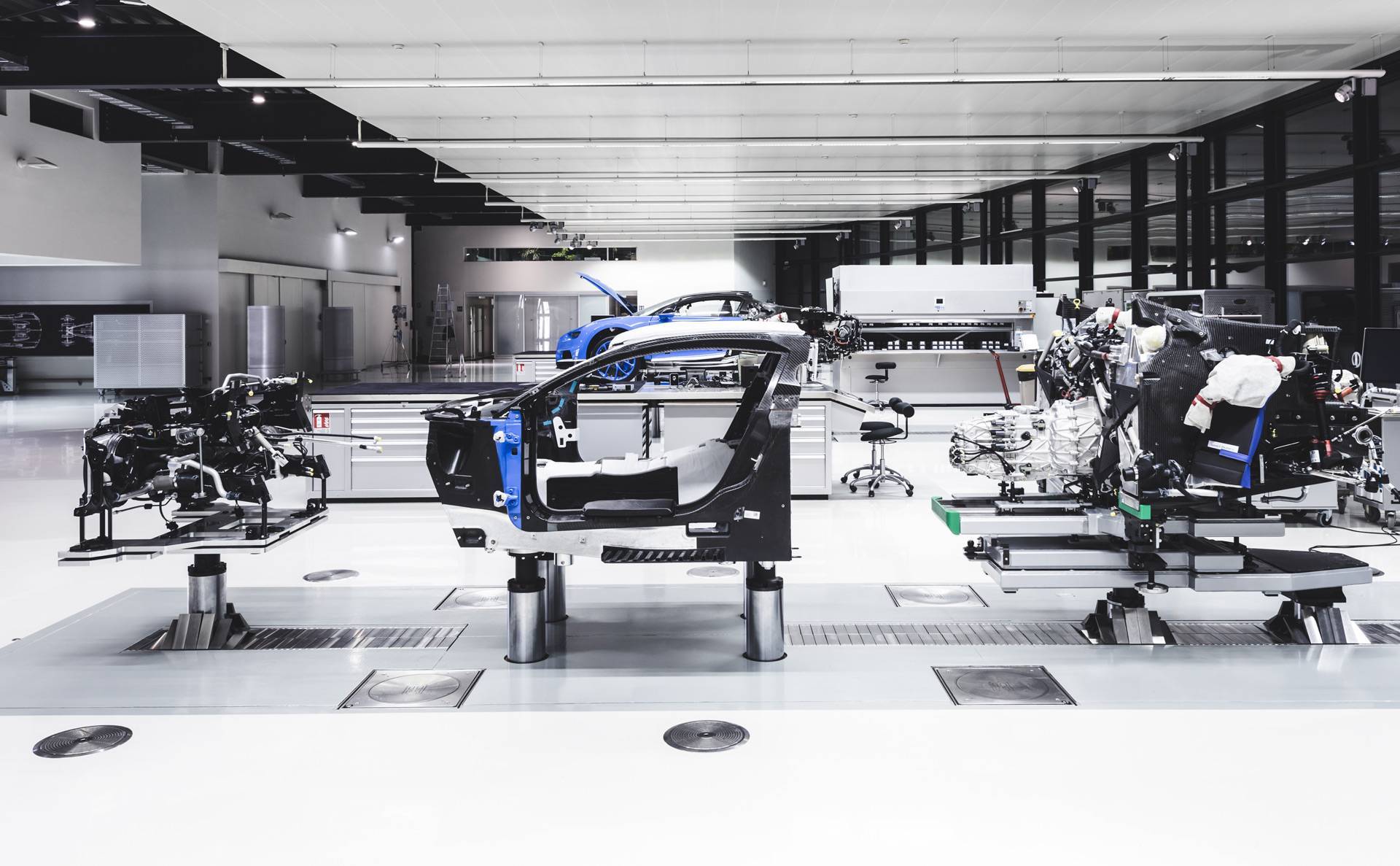 Відео зборки 2,4-мільйонного авто