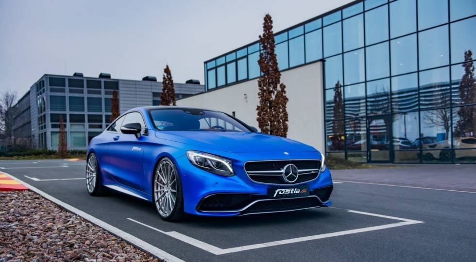 Купе Mercedes-AMG надали неповторний блакитний хром