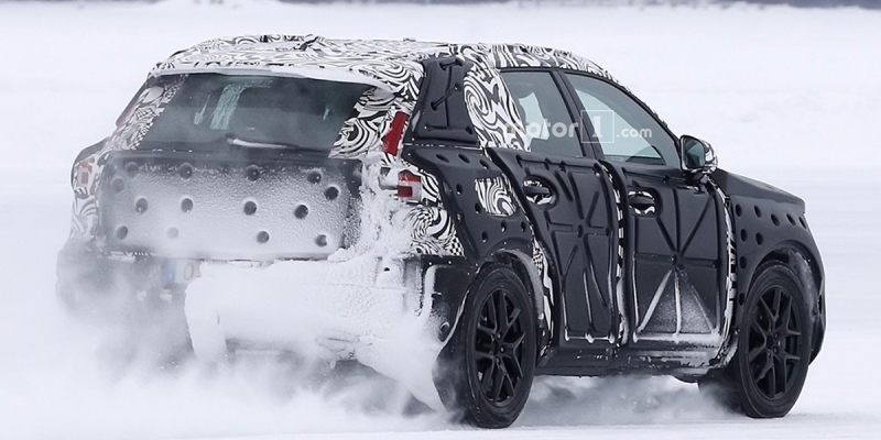 Товарна варіація Volvo XC40 зафіксована на тестах