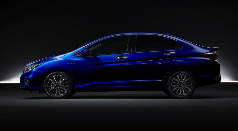 Оновився гібридний 4-дверний Honda Grace