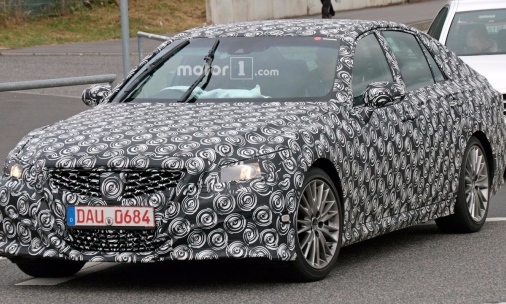 Оновлений Lexus GS не зміг сховатися від папараці