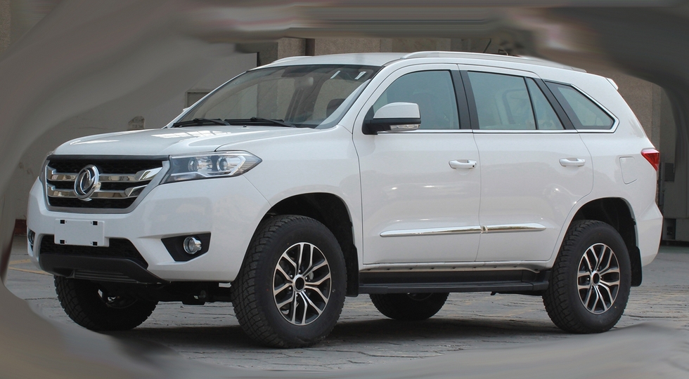 Великий позашляховик Dongfeng не сховався від папараці