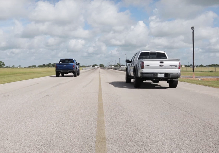 На відео продемонстрували битву двох пікапів Ford на 600 «коней» потужності