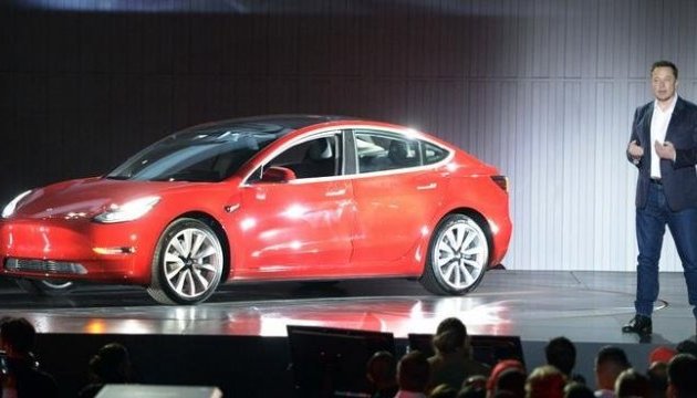 Tesla зайнялася продажами бюджетного електромобіля Model 3