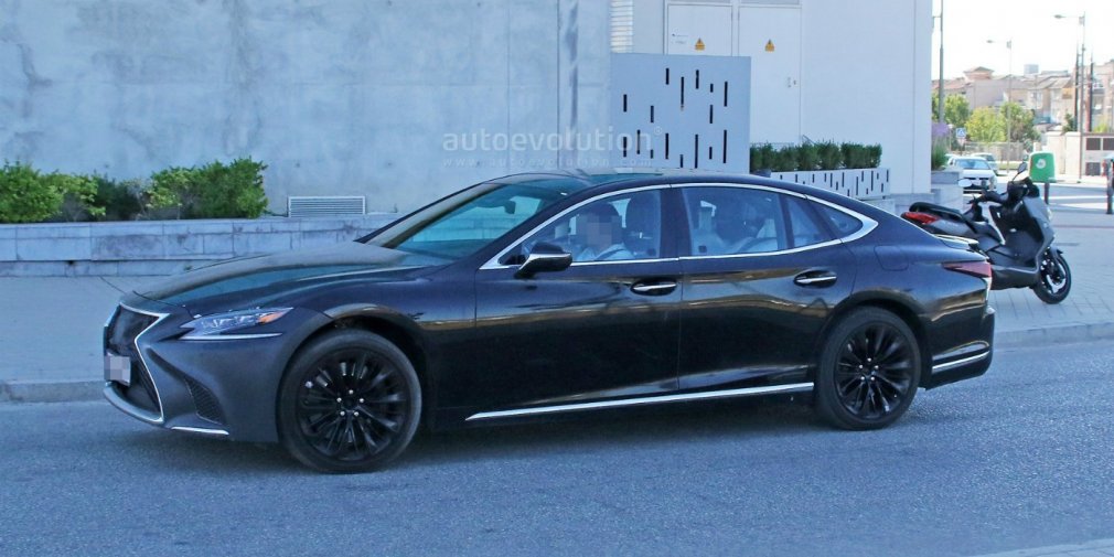 Lexus приступив до тестів 600-сильного LS у кузові седан