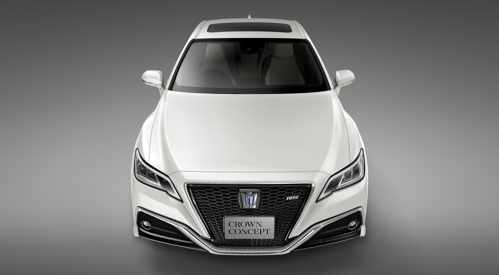 Демонстровано предвестник 4-дверного Toyota Crown