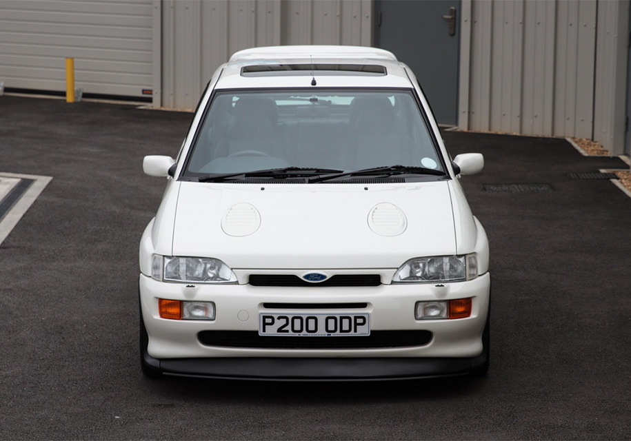 Ford Escort RS Cosworth 1996 модельного року продають за ціною спорткара