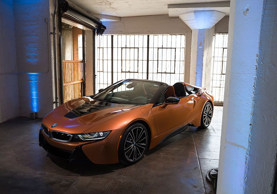 BMW i8, позбавлений жорсткого верху, вийшов дорожче купе