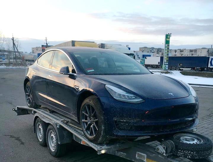 Перший екземпляр нового електромобіля Tesla Model 3 в Європі отримає українець