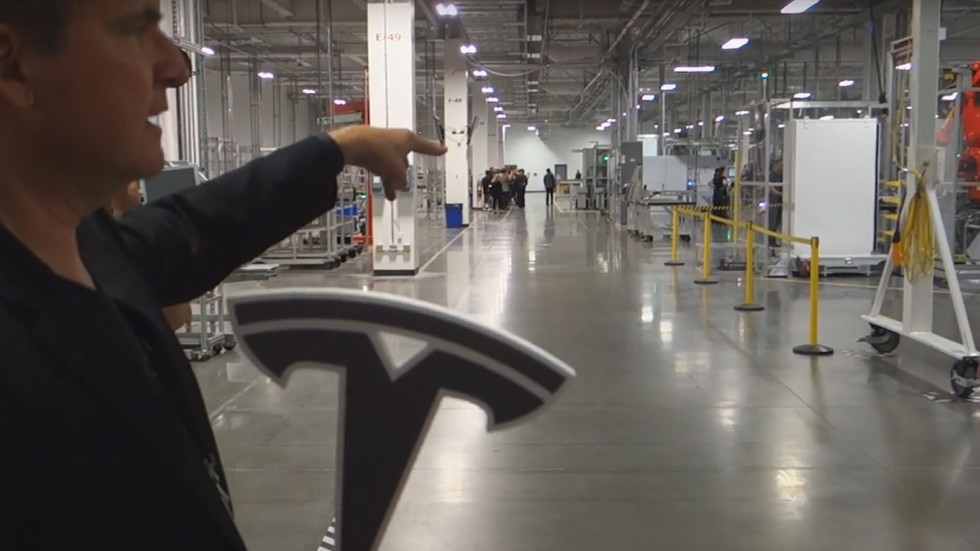 Tesla продемонструвала 2-моторний варіант седана Model 3