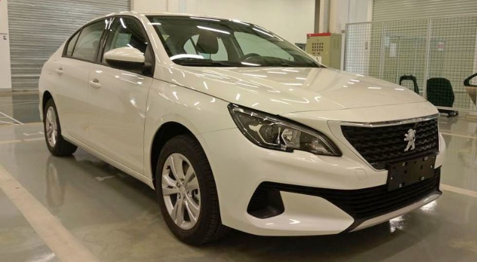 Оновлення прийшли до седана Peugeot 408. З'явилися перші знімки