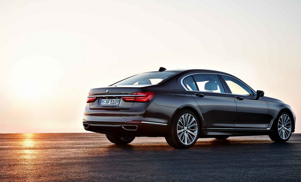 BMW на 1 рік призупинить автопроизводство бензинових 7-Series