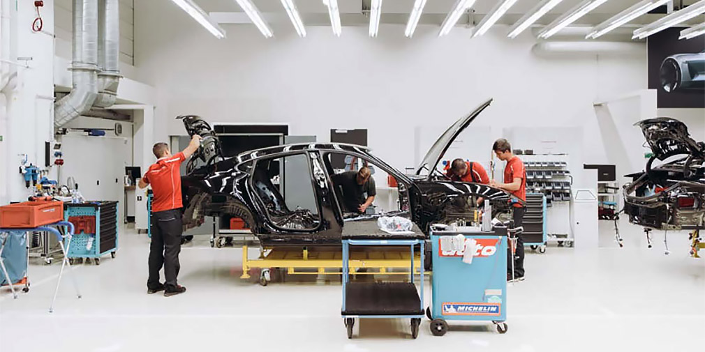 Збірка 1-го товарного електромобіля Porsche на фото