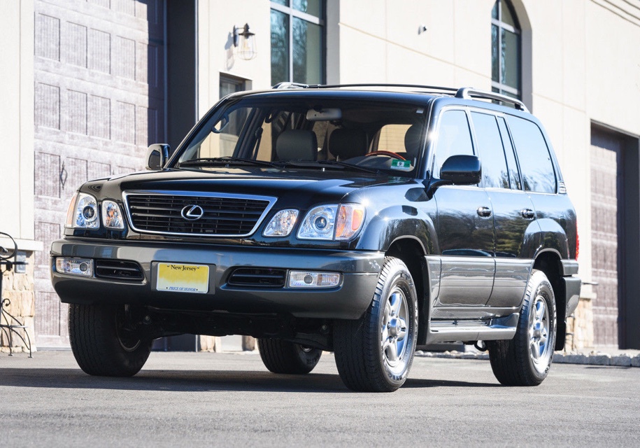 17-річному Lexus LX 470 поставили ціну, яка в 1,5 рази більша, ніж новий авто