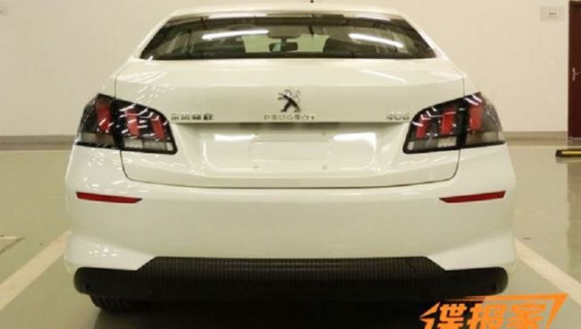 Оновлений Peugeot 408 розсекречено всередині
