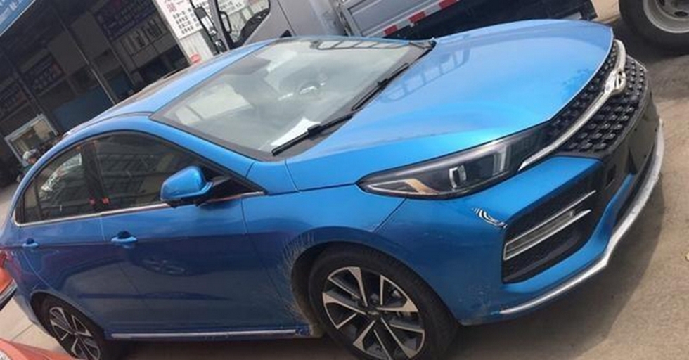 З'явилися перші знімки новітнього седана Chery