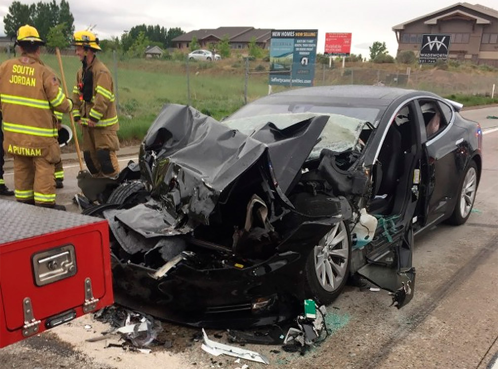Безпілотний Tesla Model S в'їхав у «пожарку»