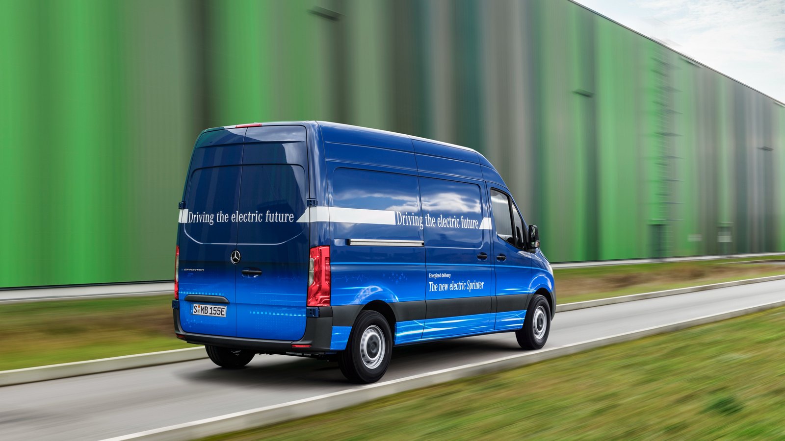 Електричному Mercedes-Benz eSprinter під силу проїхати на одному заряді до 150 км