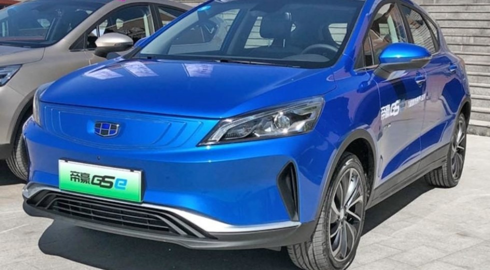 Папарацці випадково «піймали» електричний хетч Geely Emgrand GSe