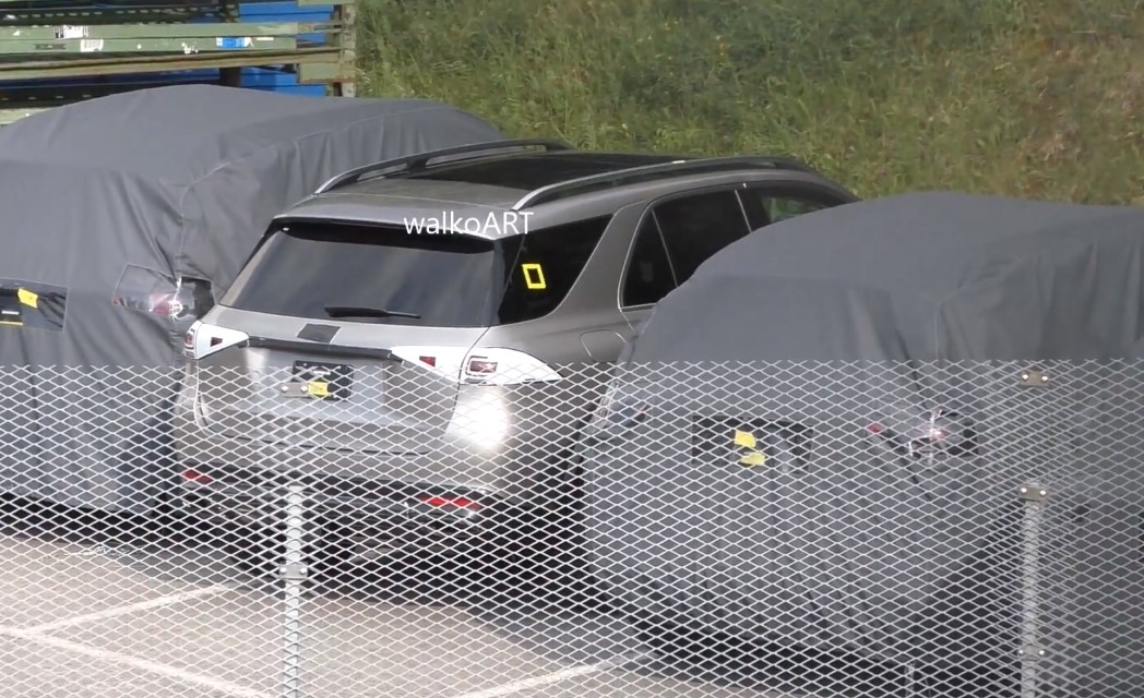 Mercedes-Benz GLE майже позбувся камуфляжу (ВІДЕО)