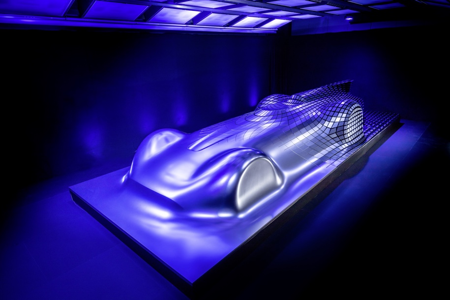 Скульптура Mercedes-Benz допоможе дізнатися більше про електросуперкар