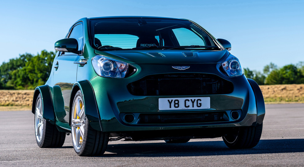 В мініатюрному автомобілі Aston Martin прихистився потужний мотор V8