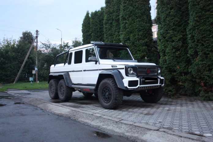 По Україні тепер буде їздити рідкісний 6-колісний Mercedes-Benz G-Class
