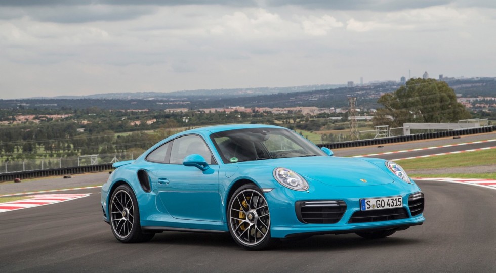 Нова Porsche 911 попрощалася з камуфляжем (ВІДЕО)