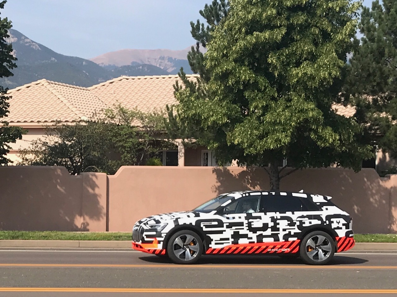 Великий електрокросовер Audi E-Tron проходить тести